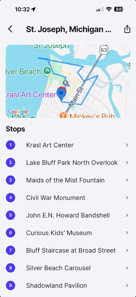 A guided tour in the USTourGuide app: map of the route and a numbered list of stops
